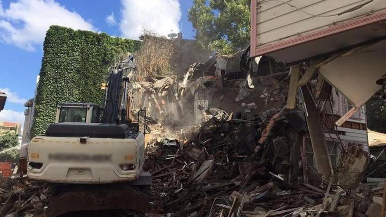 Ey&uuml;p Belediyesi FET&Ouml;'c&uuml;lerin konağını yıktı