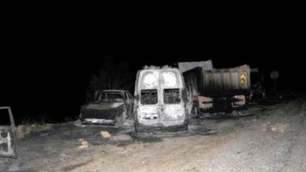 Yol kesen PKK'lı teröristler 6 aracı yaktı