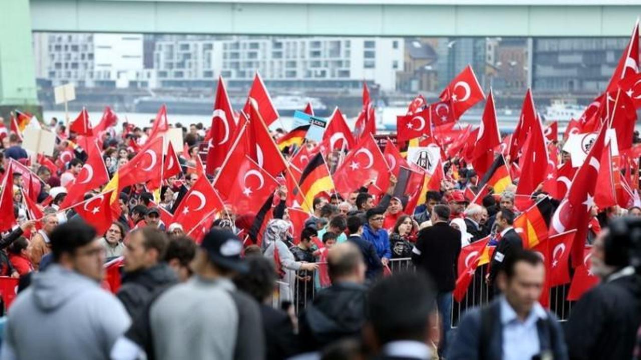 Almanya'da T&uuml;rkler meydanlara indi!