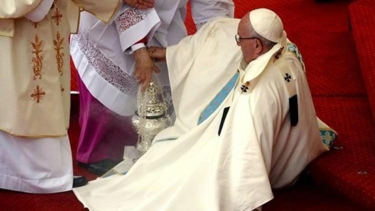 Papa yere düştü