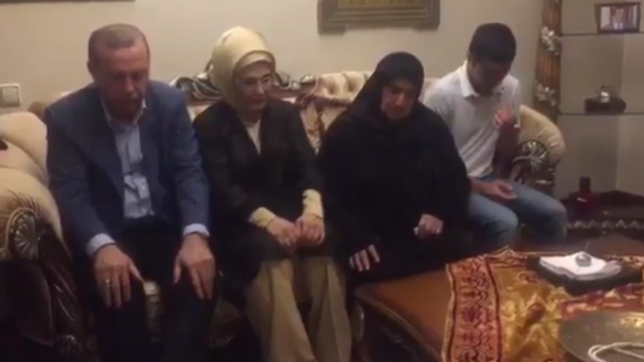 Erdoğan'dan şehit evinde Kur'an tilaveti