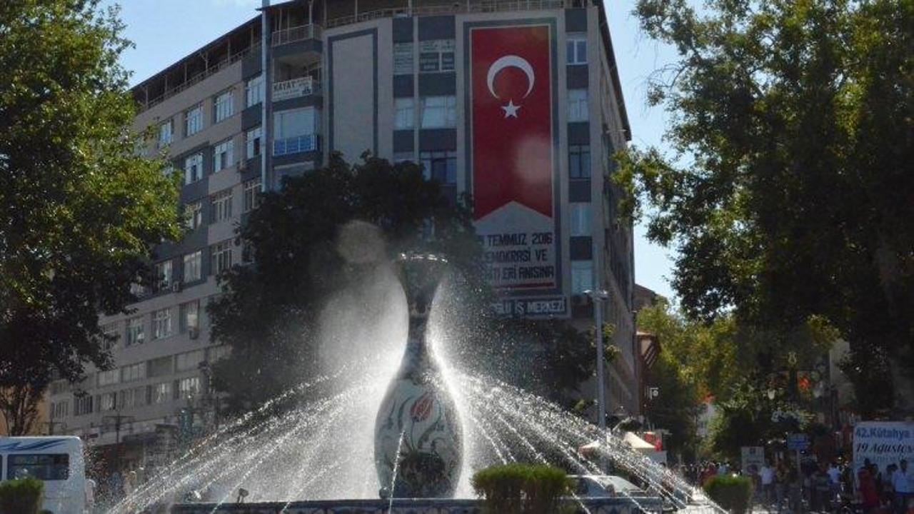 Kütahya'da bir iş merkezinin duvarına Türk bayrağı çizdirildi