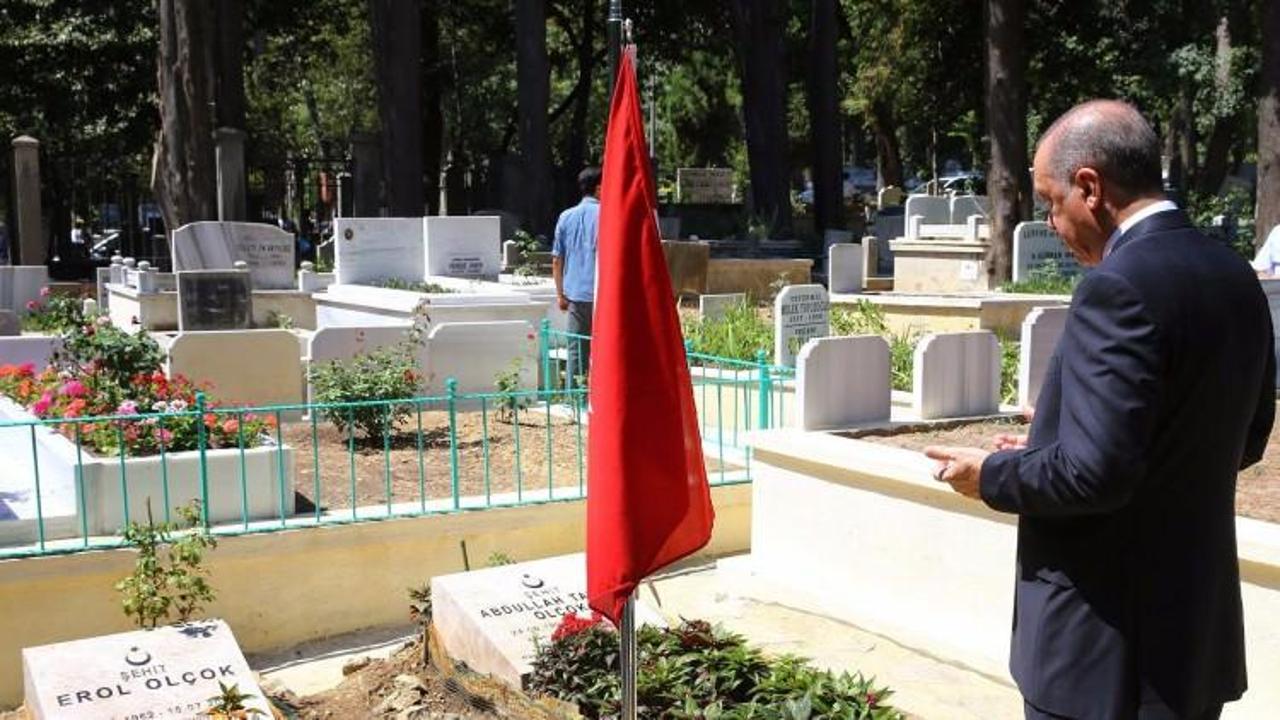 Erdoğan, Erol Ol&ccedil;ok'ın mezarını ziyaret etti