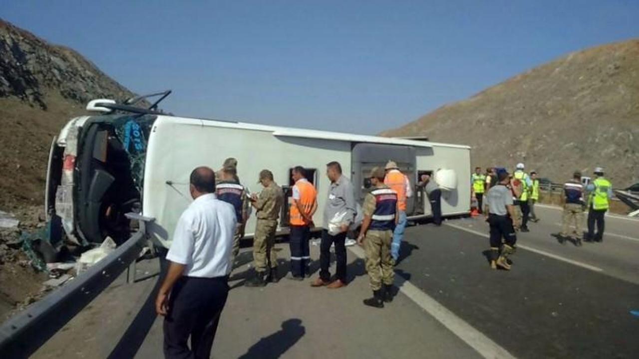 Gaziantep'te otob&uuml;s devrildi: 4 &ouml;l&uuml;