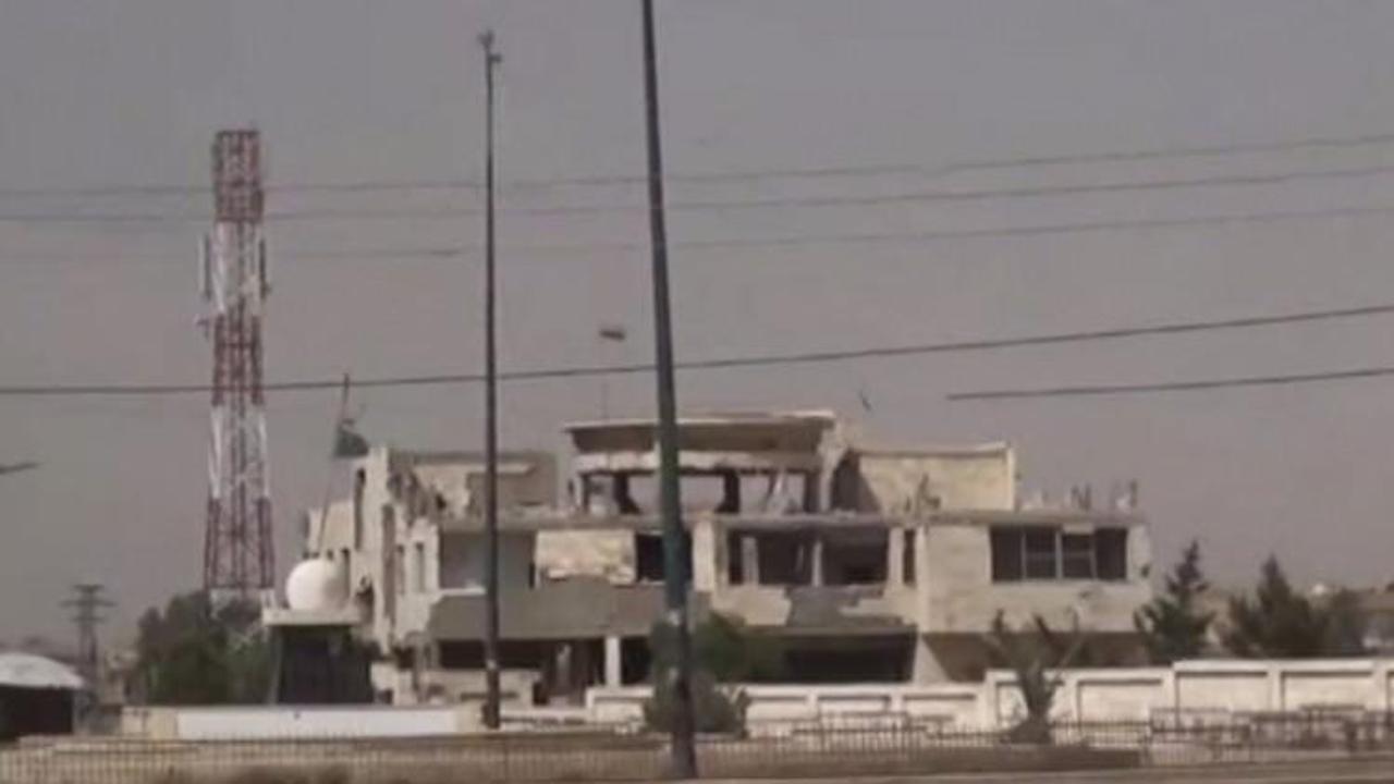 Terör örgütü YPG Esed'in askerlerini kuşattı