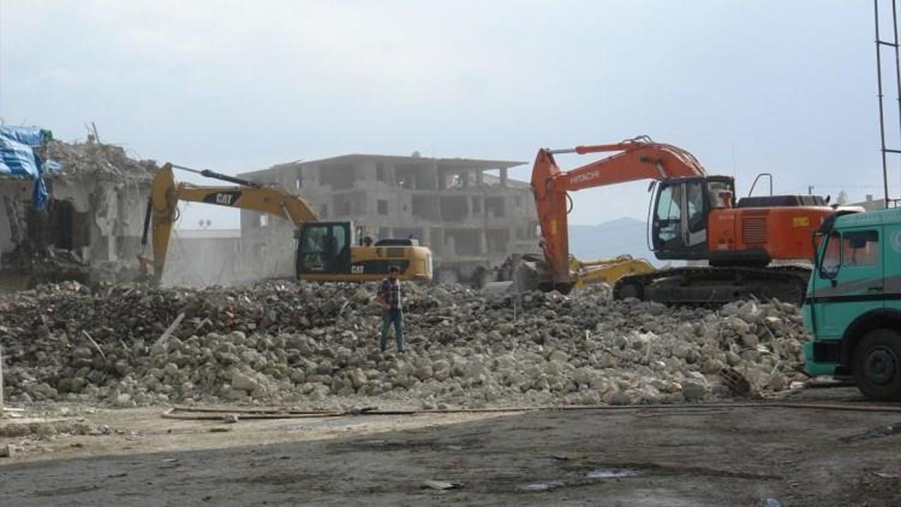 Yüksekova'da ağır hasarlı yapıların yıkımı sürüyor