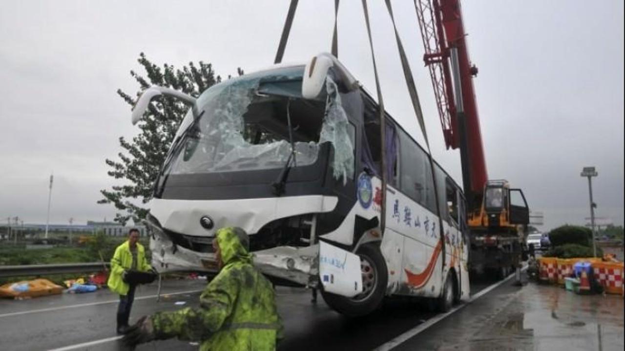Çin'de otobüs kazası: 10 ölü