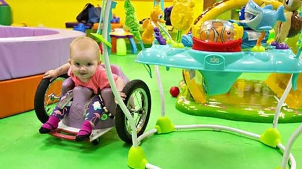 Fel&ccedil;li kızına elleriyle tekerlekli sandalye yaptı