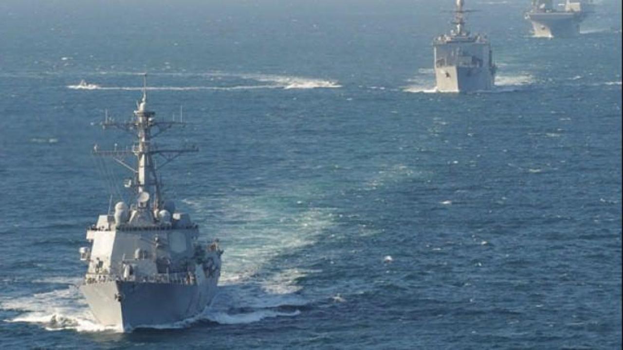İran'dan ABD savaş gemisine taciz