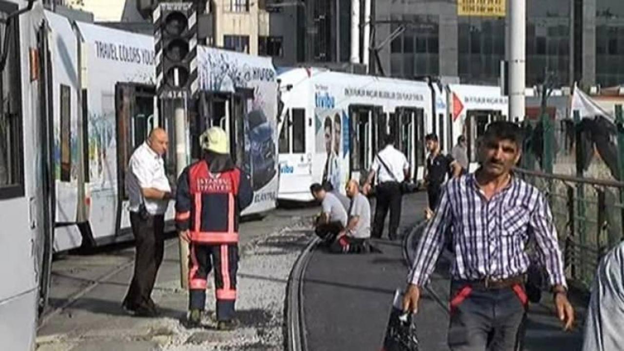 İstanbul'da tramvay raydan çıktı! Yaralılar var