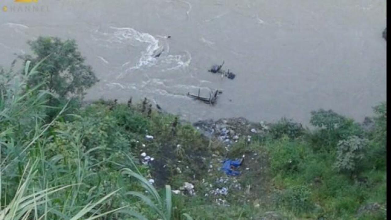 Nepal'de otobüs nehre düştü: 20 ölü