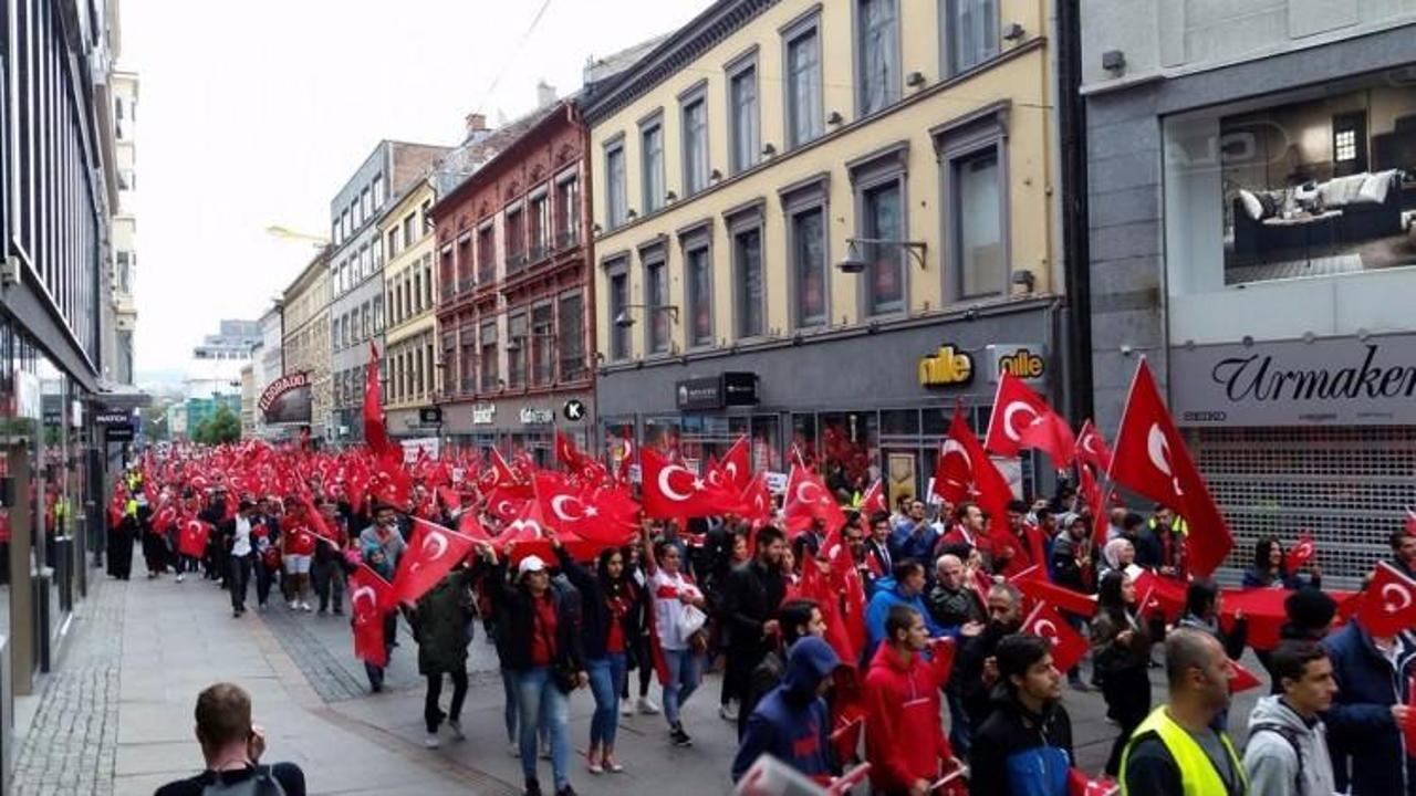 Norveç'te Türkler darbeye karşı yürüdü