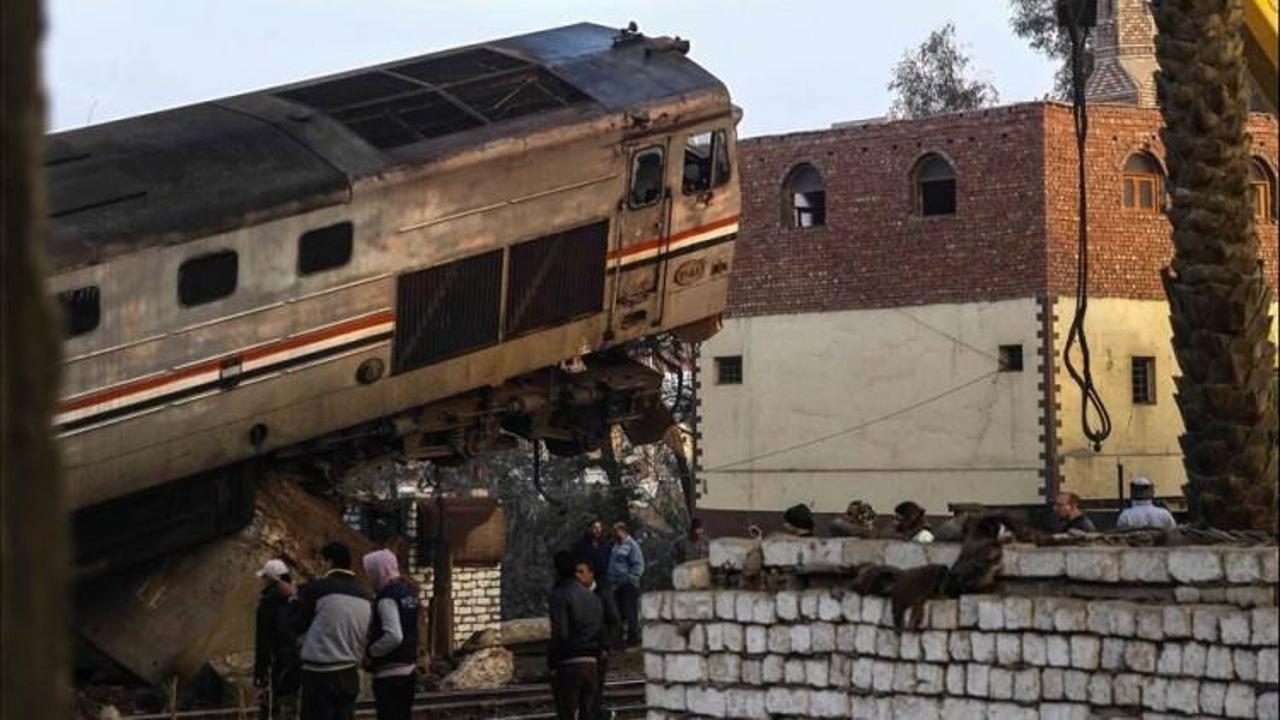 Tren vagonları devrildi: 5 kişi öldü