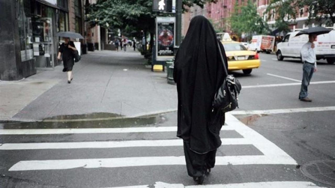 ABD'de Müslüman kadının kıyafeti ateşe verildi