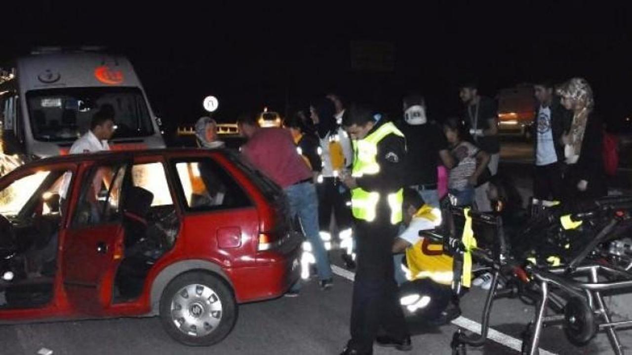 Hafif ticari araç ile otomobil çarpıştı: 11 yaralı
