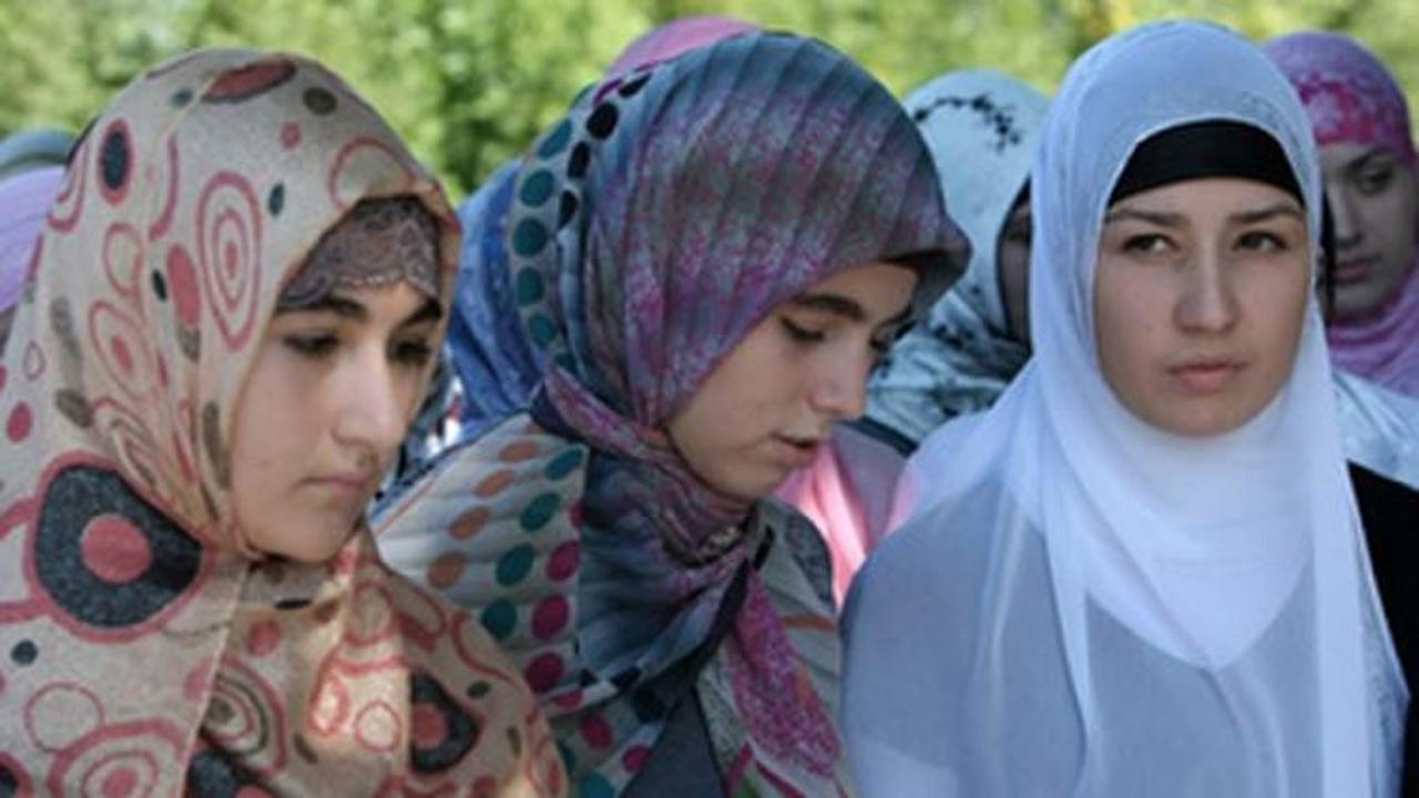 Okuldaki baş&ouml;rt&uuml;l&uuml; &ouml;ğrenciler fişleniyor
