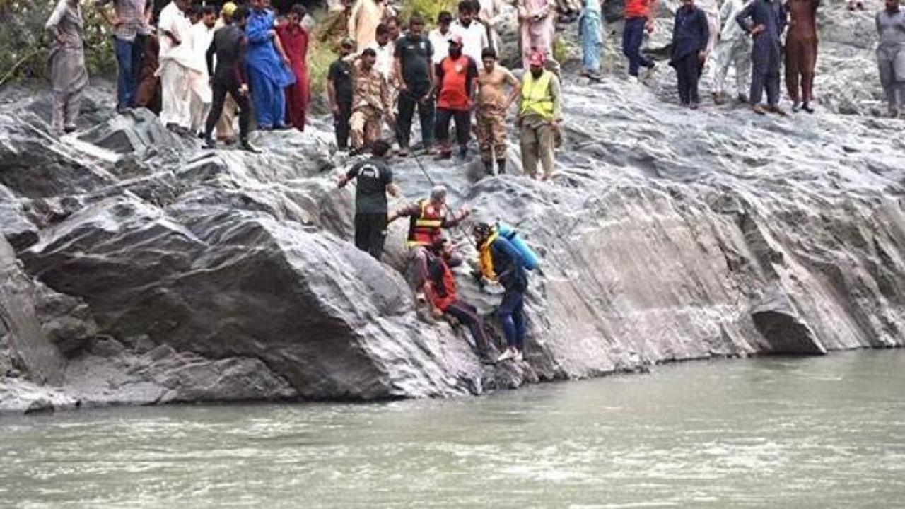 Pakistan'da otobüs nehre yuvarlandı: 24 ölü