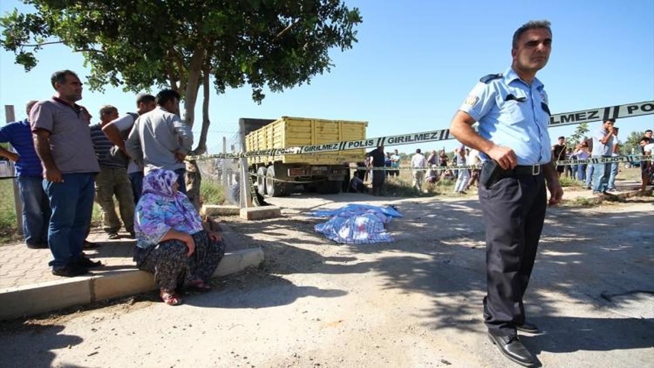 Adana'da kamyon motosiklete çarptı: 2 ölü
