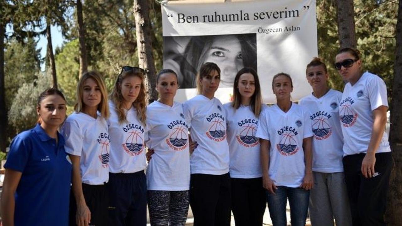 Kadın basketbolcular, Özgecan'ın mezarını ziyaret etti