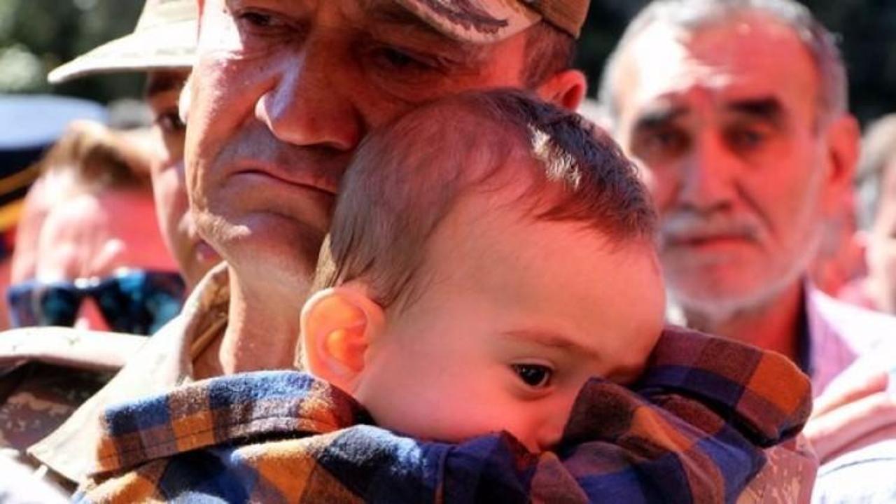 Komutan şehidin bebeğini bırakmadı