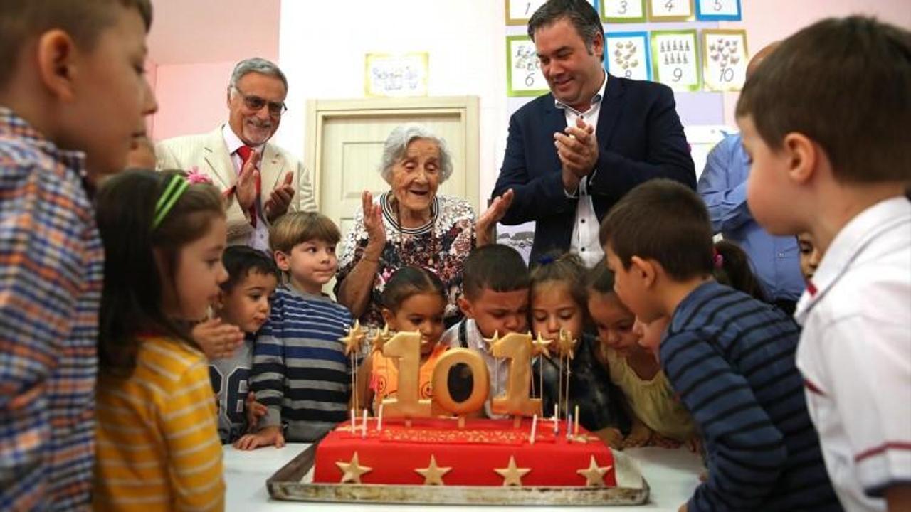 Sabiha öğretmene 101'inci yaşında sürpriz doğum günü