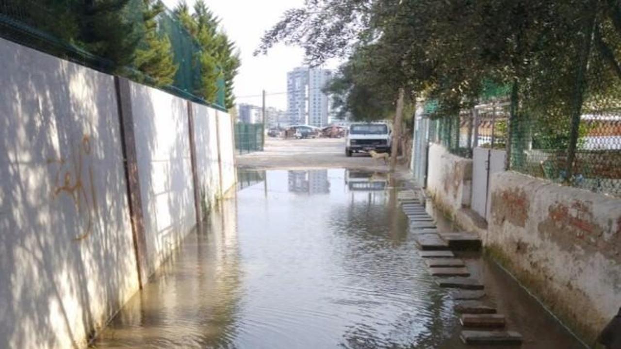 İzmir'de patlayan su borusu 1 aydır tamir bekliyor