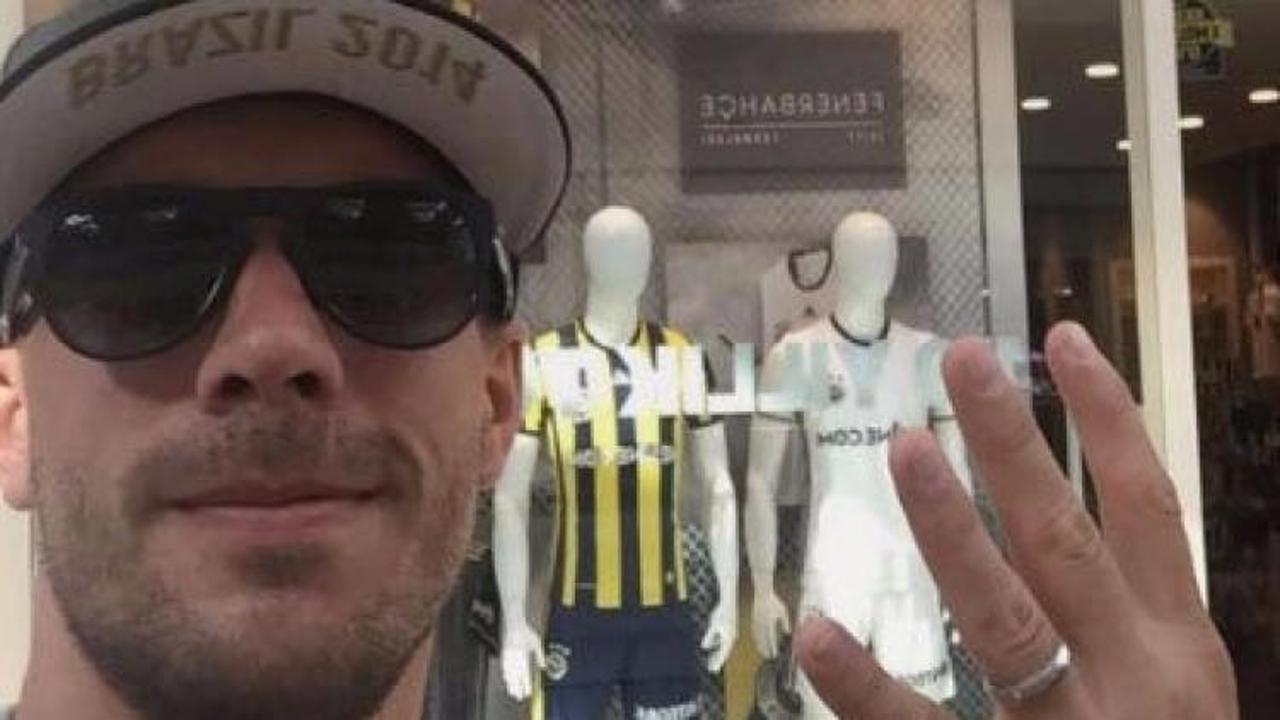 Podolski'den F.Bah&ccedil;elileri &ccedil;ıldırtacak poz!