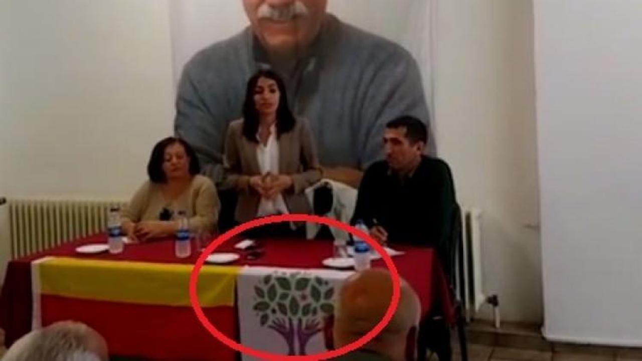 Üstte Apo posteri alt tarafta HDP bayrağı