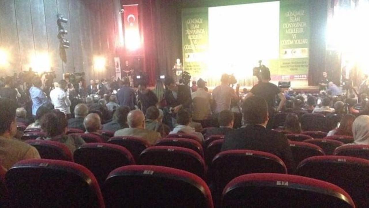 CHP'nin İslam sempozyumunda koltuklar boş kaldı