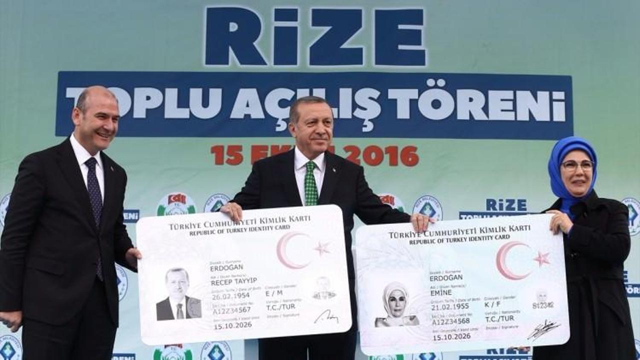 Erdoğan yeni kimlik kartını Soylu'nun elinden aldı