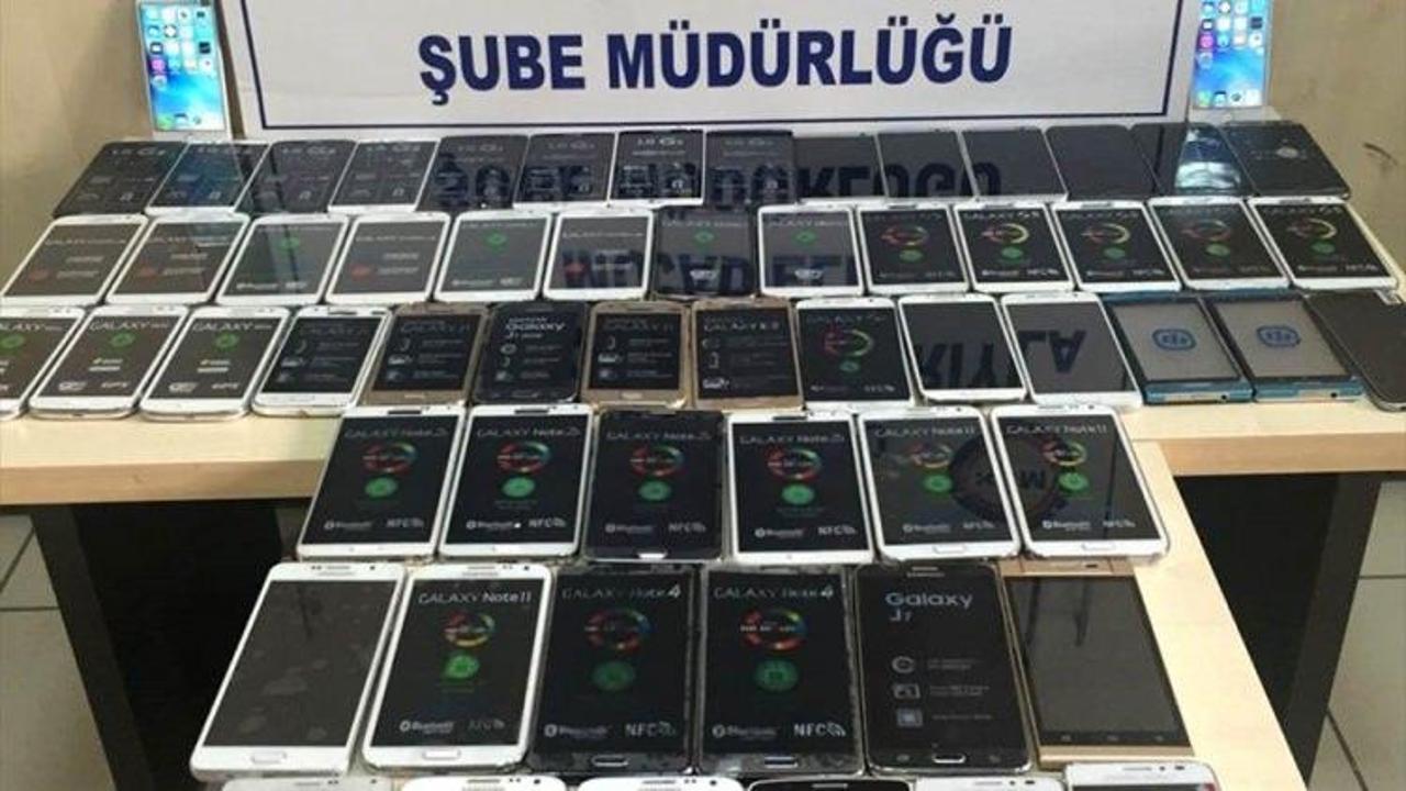 İzmir'de cep telefonu kaçakçılığı operasyonu