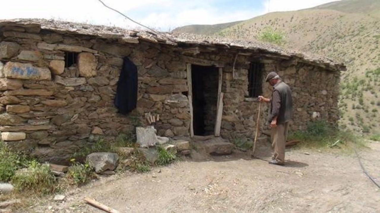 Terkedilmiş köyde 25 yıldır yalnız yaşıyor