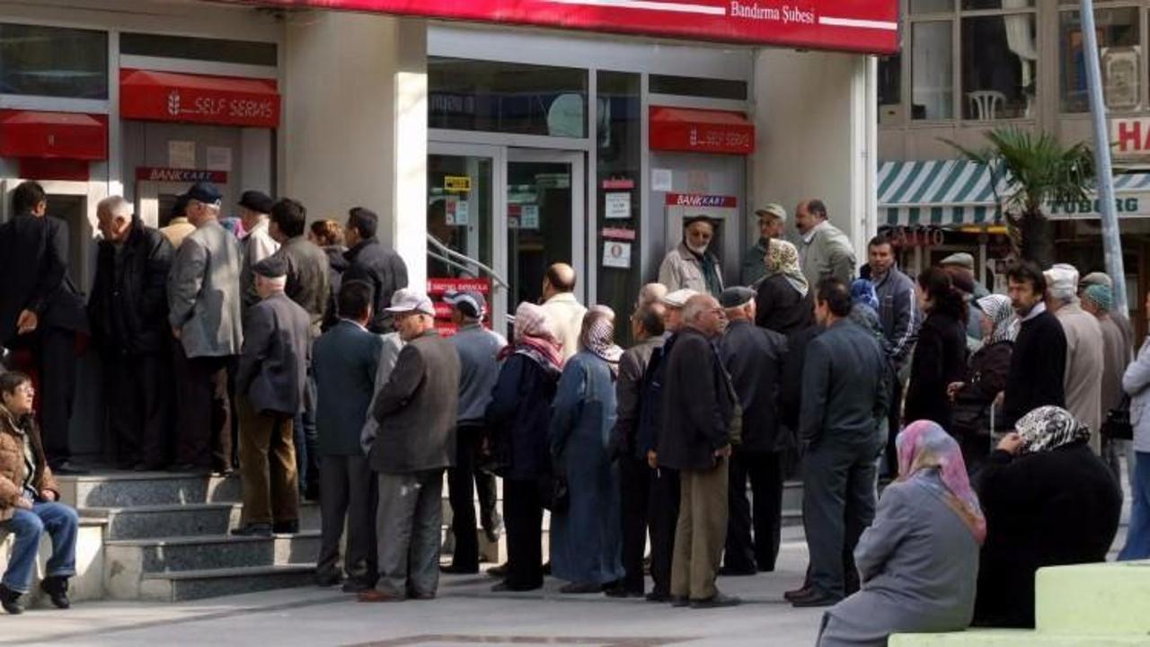 Emeklilikte yaşa takılanlara k&ouml;t&uuml; haber!