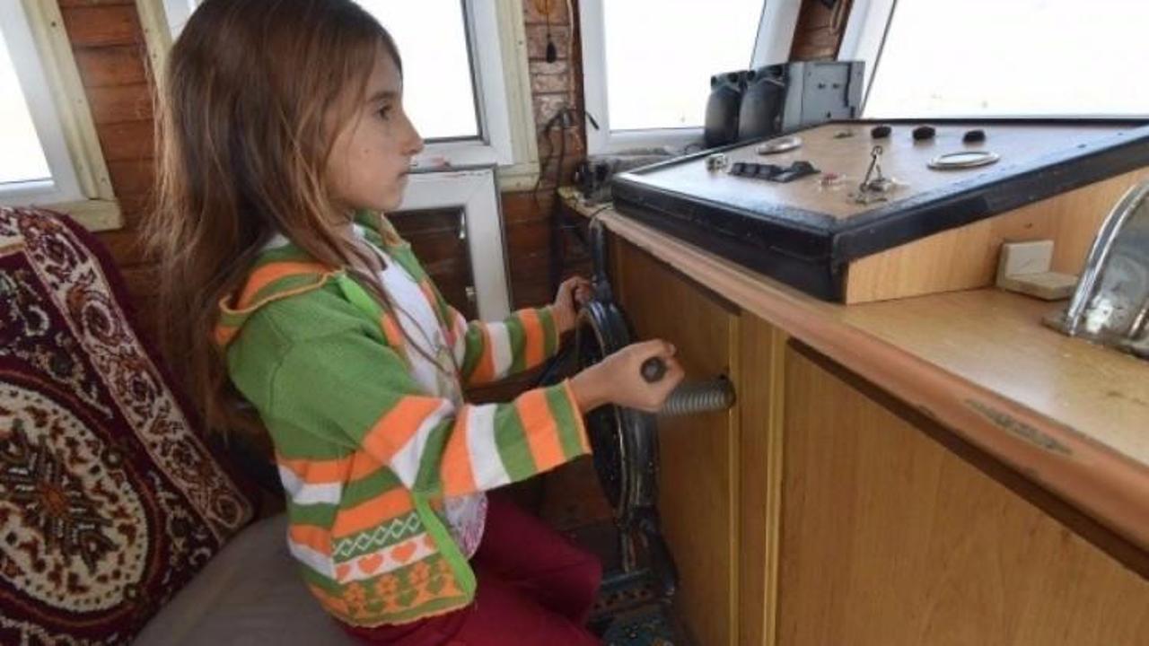 Yaşıtları oyuncaklarla oynarken o tekne kullanıyor