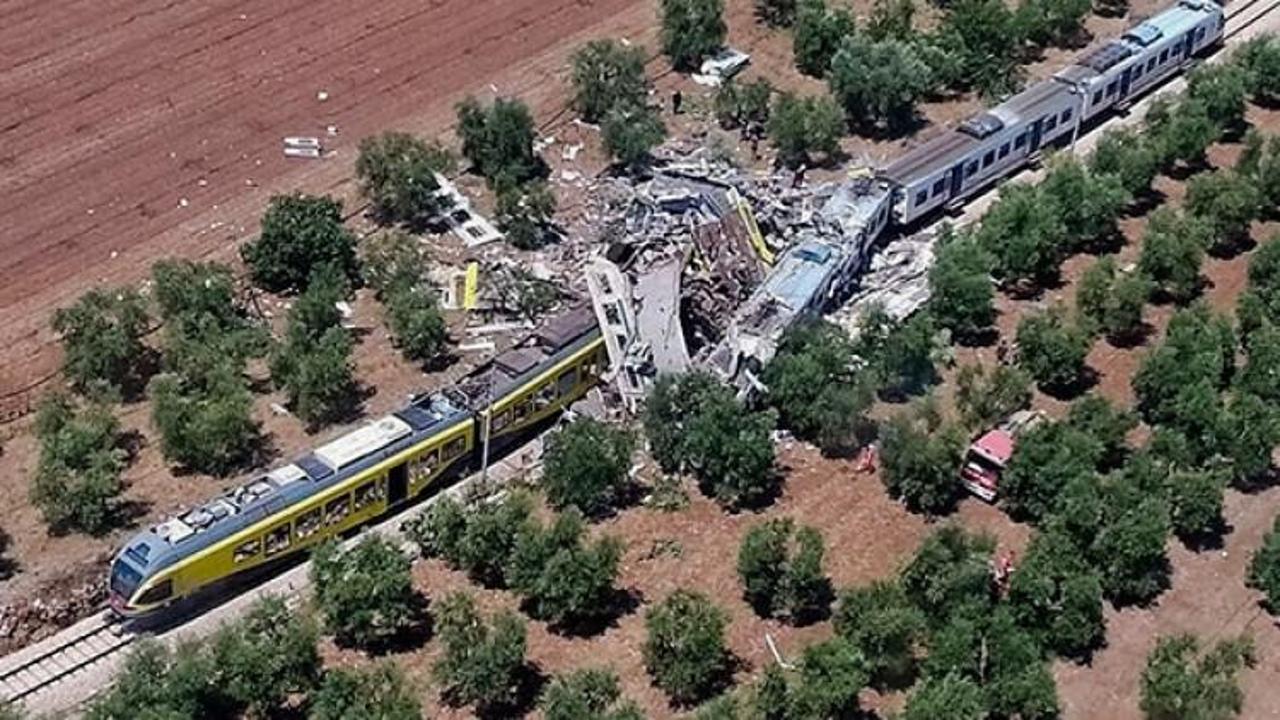 Yolcu treni raydan çıktı: 53 ölü