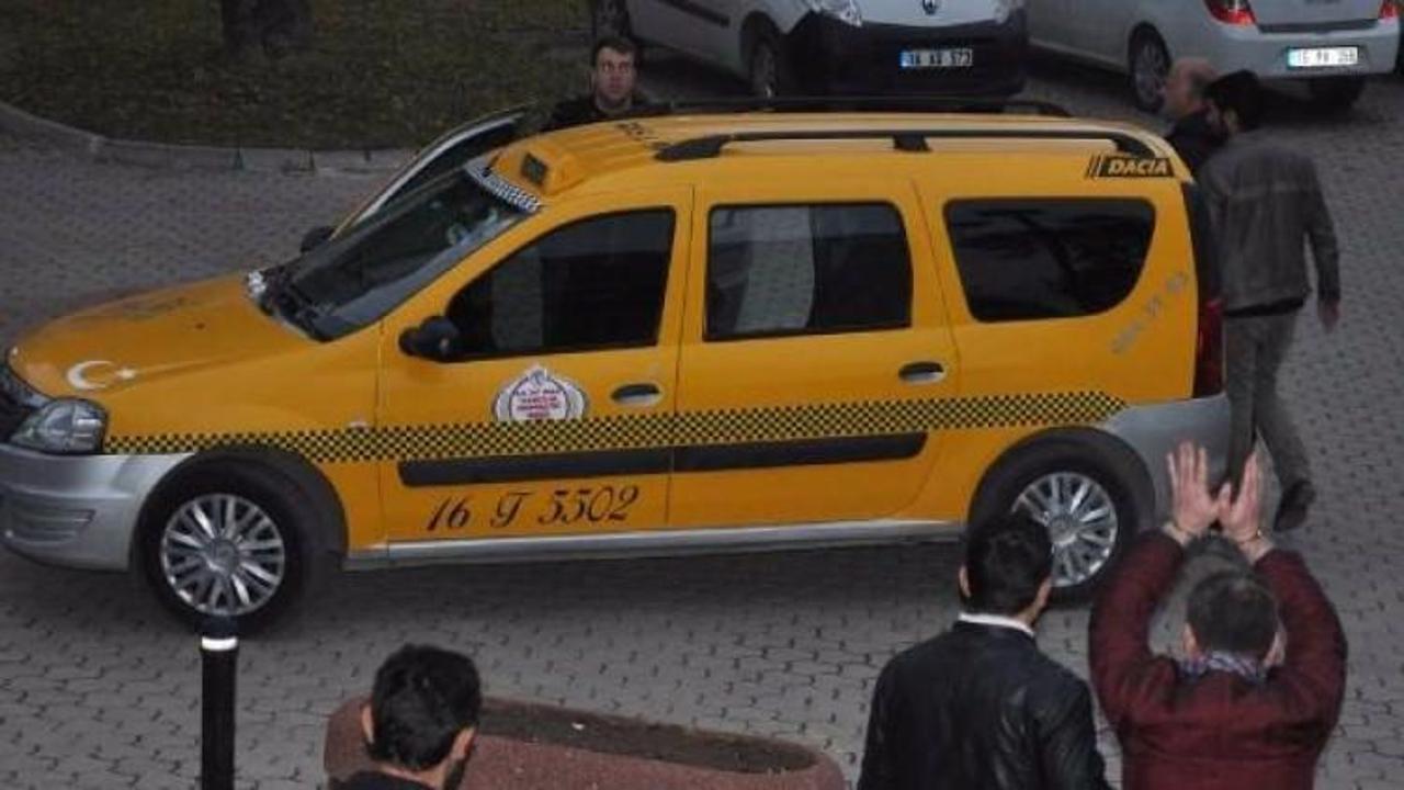 Tutuklanan 2 FETÖ'cü taksi ile cezaevine götürüldü