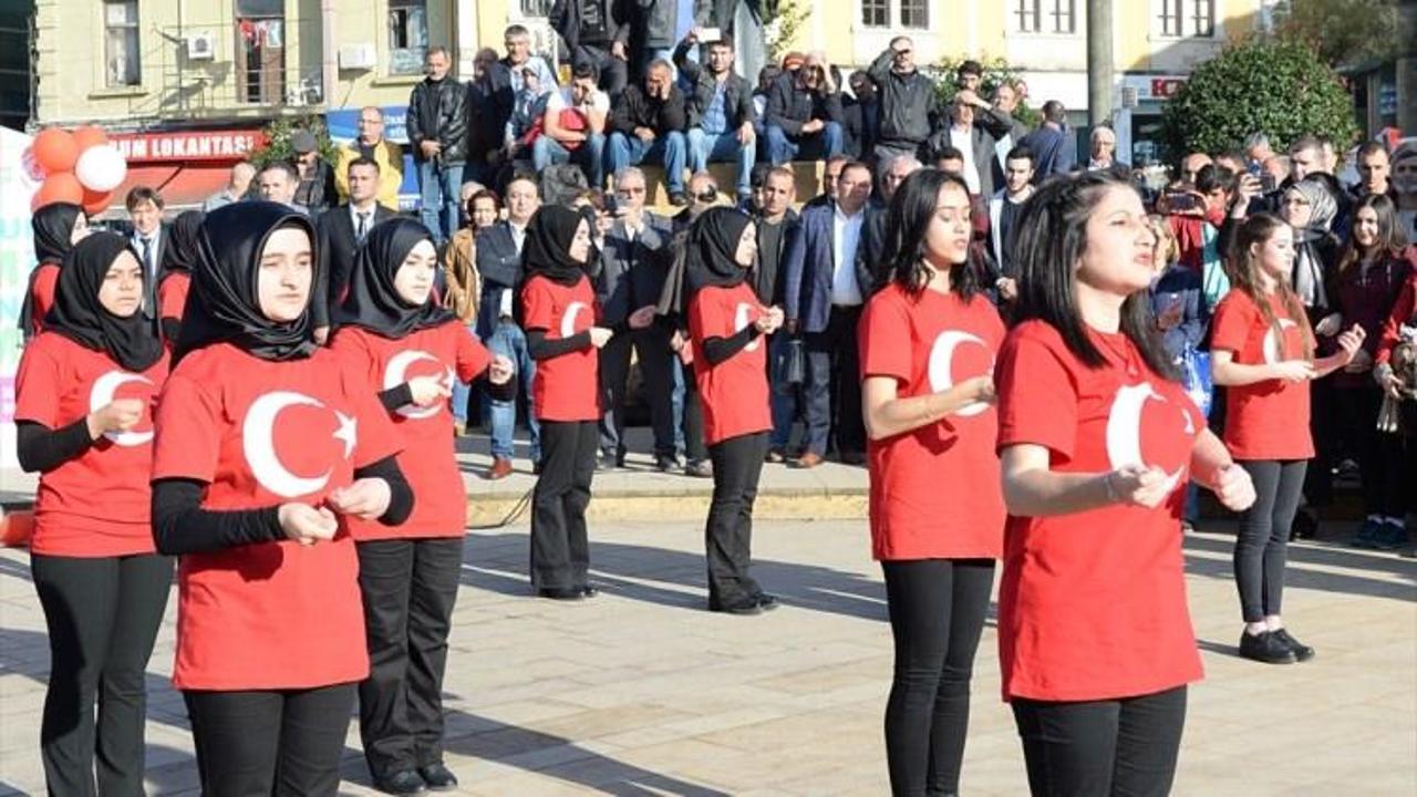 "15 Temmuz" marş eşliğinde işaret diliyle anlatıldı