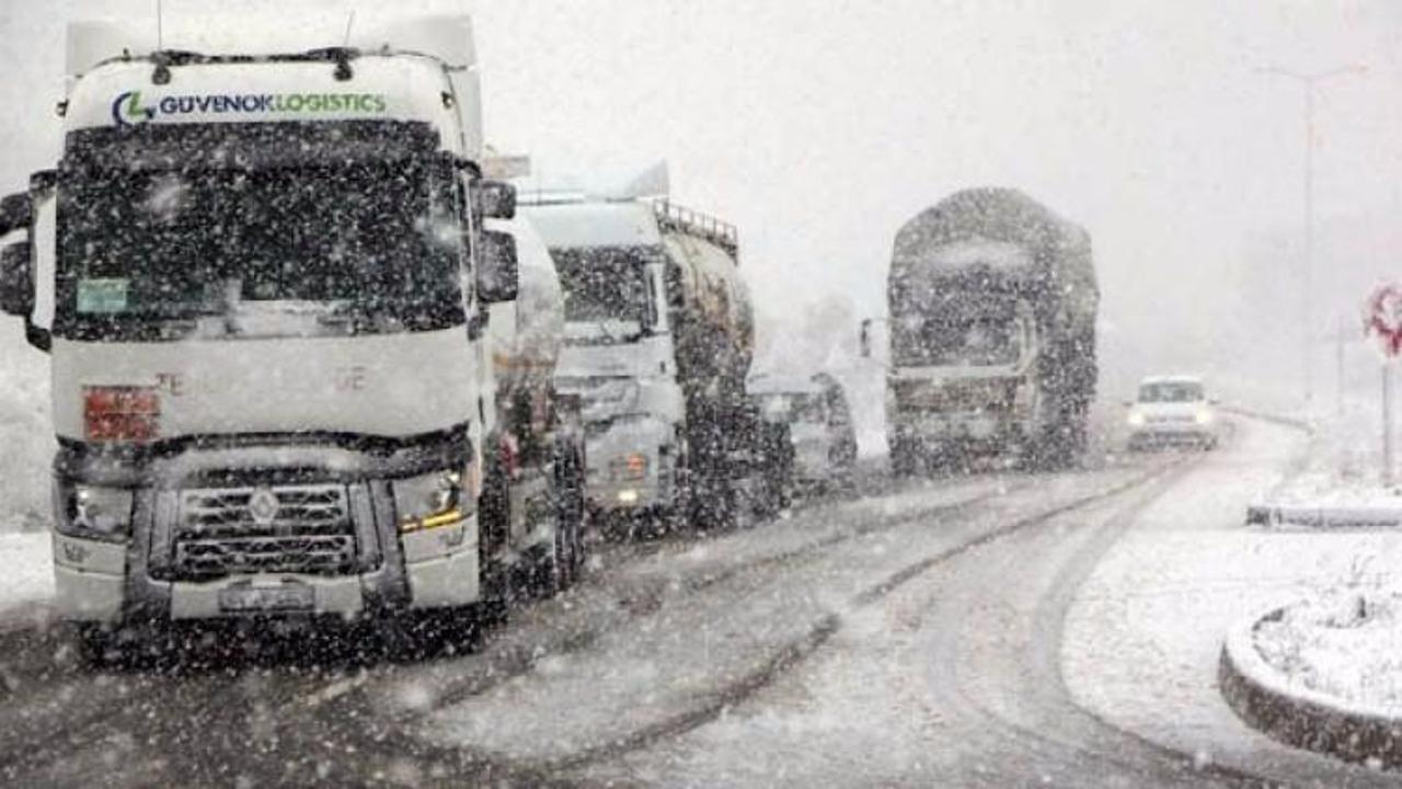 Kar şiddetini arttırdı: Ara&ccedil;lar tek tek durduruldu