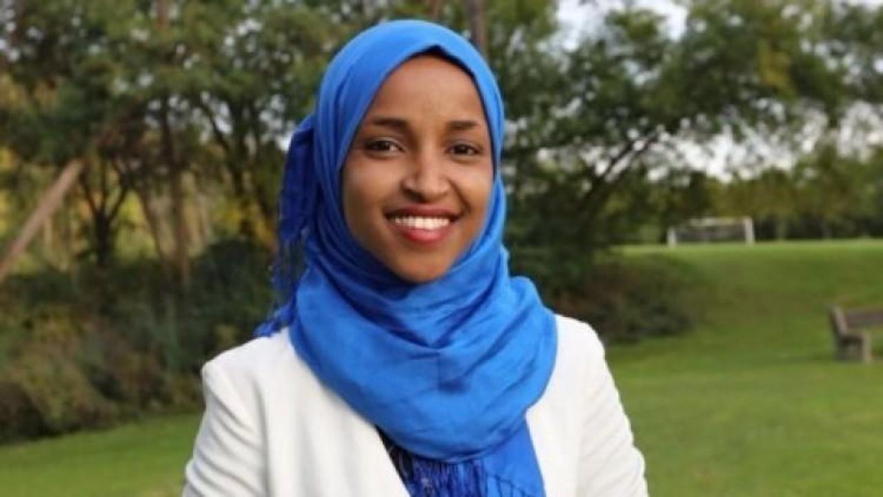 ABD'de bir ilk! Baş&ouml;rt&uuml;l&uuml; vekil meclise girdi