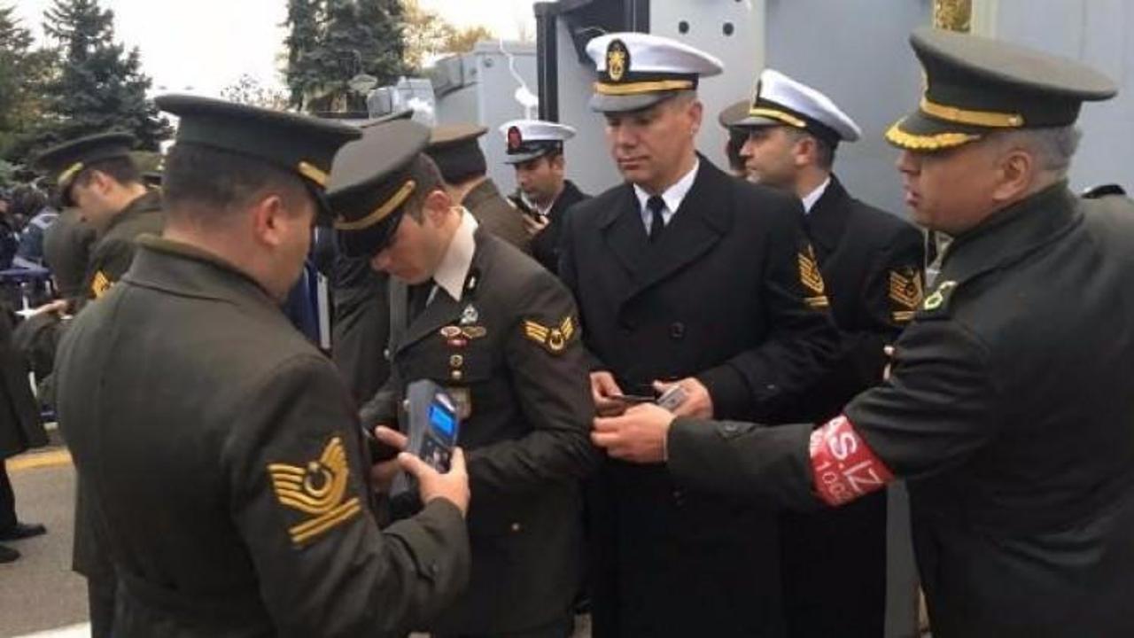 Anıtkabir'de t&ouml;rene gelen askerler tek tek arandı