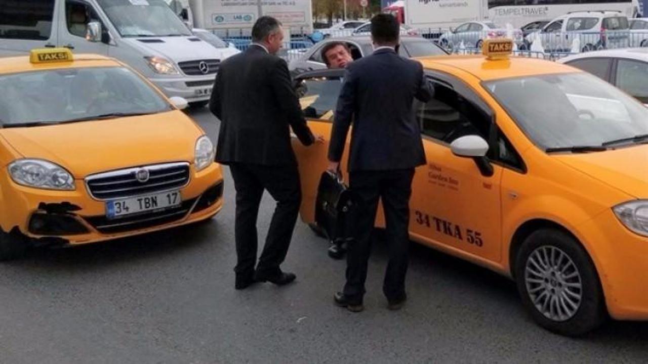 Trafikte kalan Bakan Zeybekci taksiyle gitti