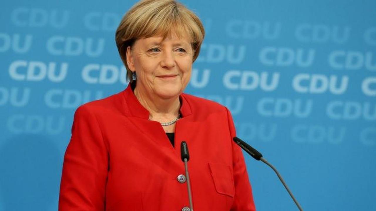 Angela Merkel beklenen açıklamayı yaptı 