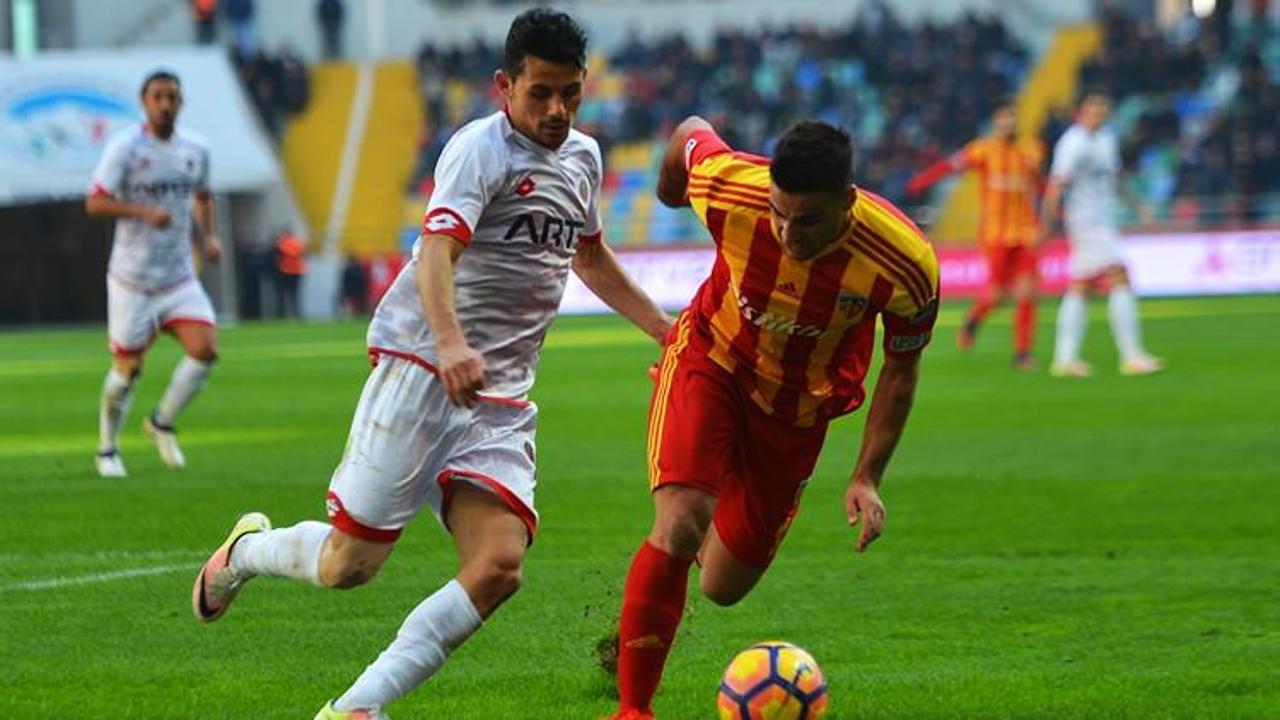 Ümit Özat ilk maçında kazandı!