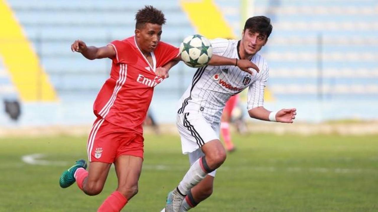 Benfica'dan Beşiktaş'a efsane gol! Orta sahadan...