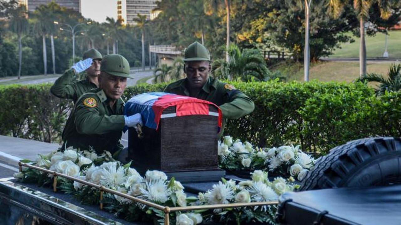 Castro'nun cenazesi yola çıktı