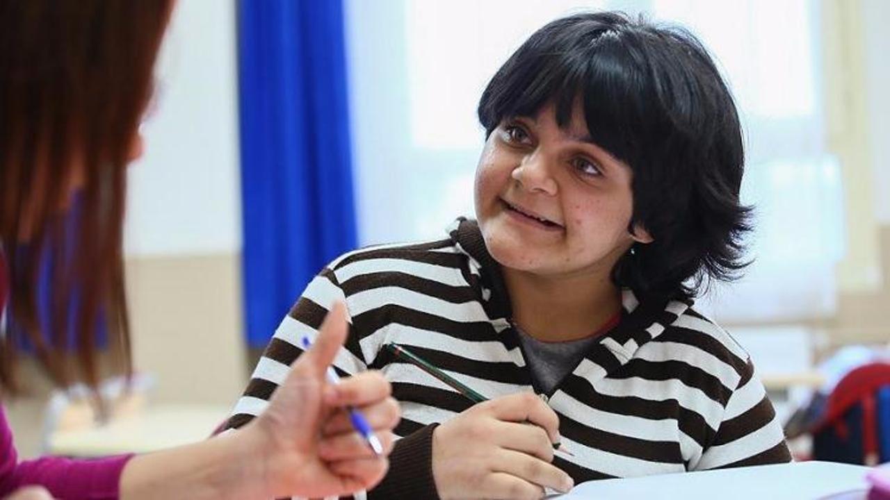 Elleriyle y&uuml;r&uuml;yen Arzu okullu oldu