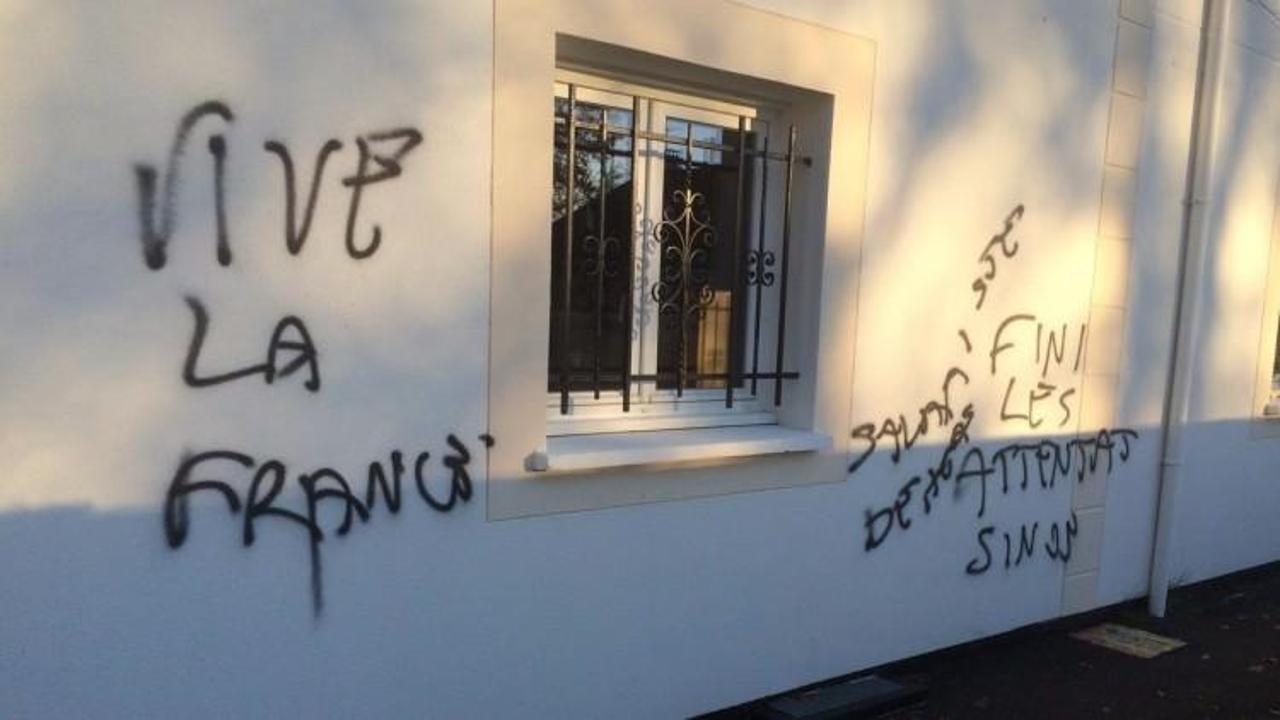 Fransa'da camiye ırkçı saldırı