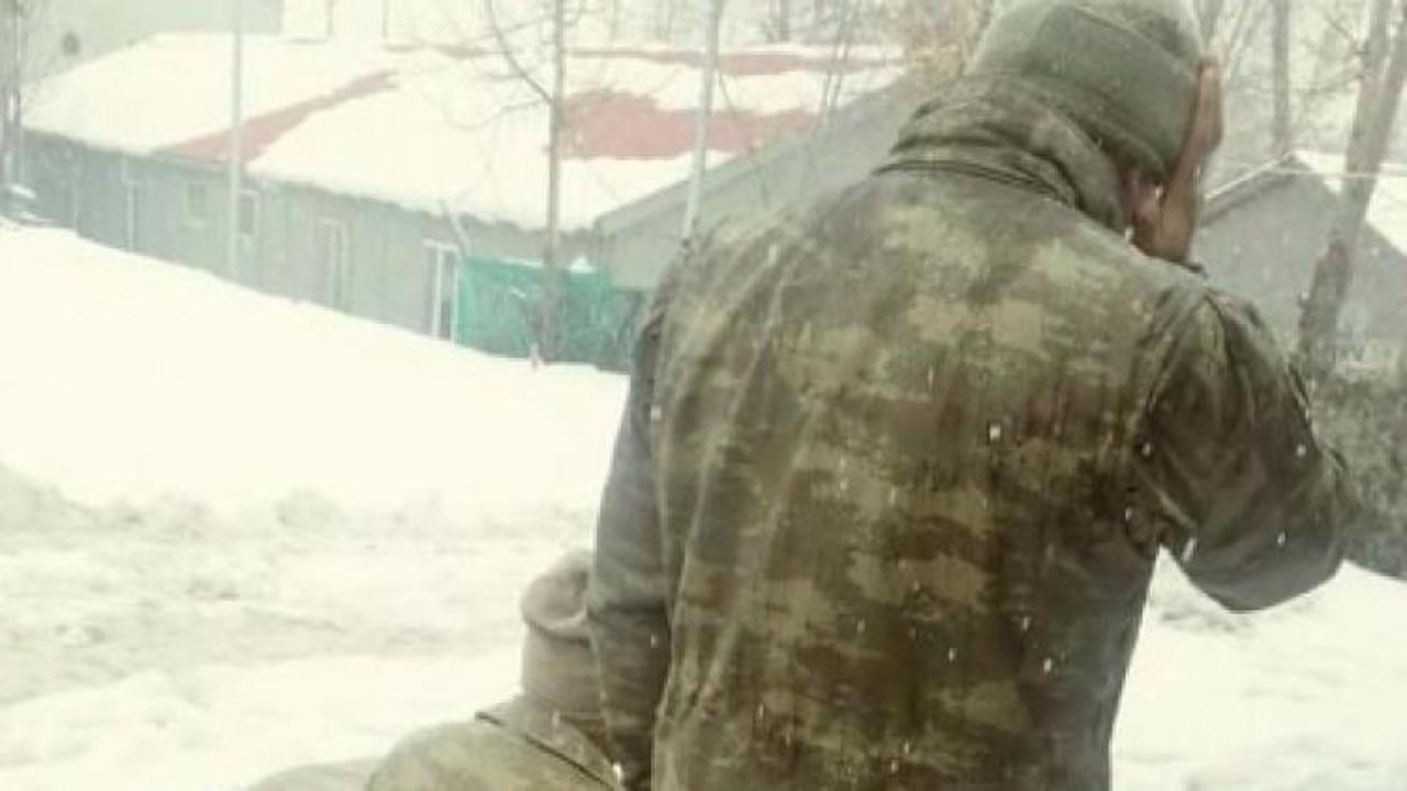 Yüksekova'da asker kar üstünde namaz kıldı