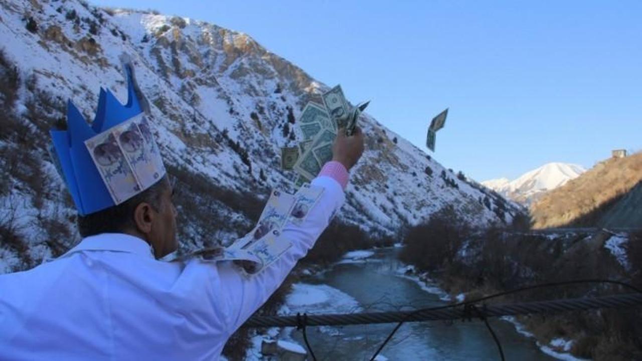 &Ccedil;anta dolusu doları Zap Suyu&rsquo;na attı