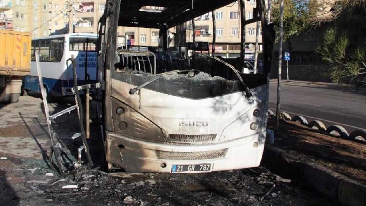 Diyarbakır’da 3 belediye otobüsü kundaklandı
